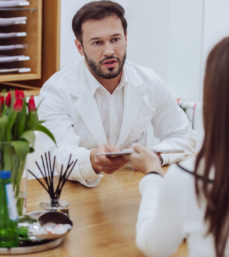 Dr Maciej Siembida podczas konsultacji medycyny estetycznej w Pure Aesthetic Lublin